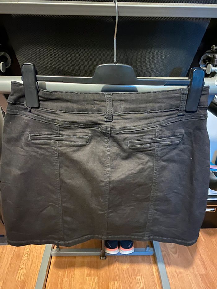 Jupe noire - photo numéro 2