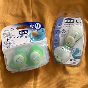 Tétines chicco + attache tétine dès la naissance