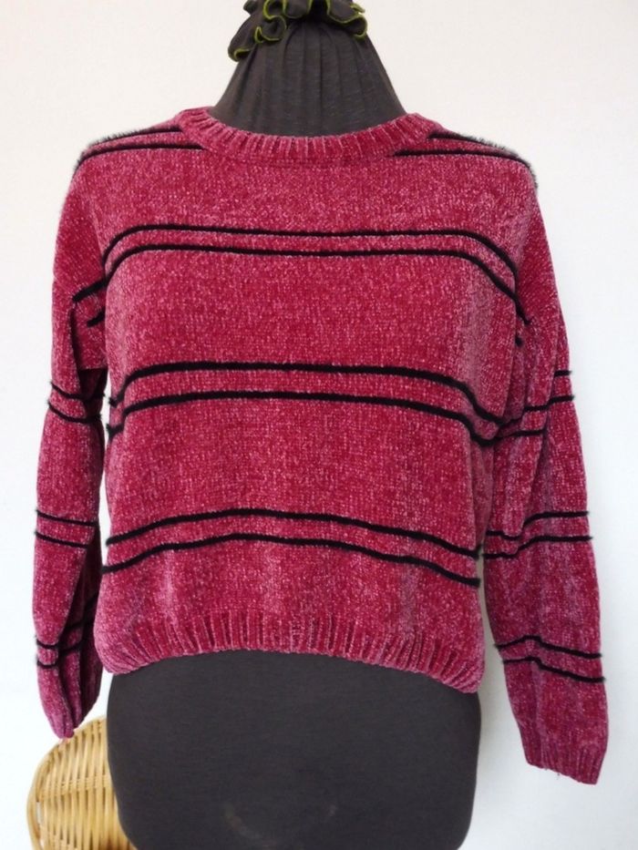 Pull femme court rose rayures noires. Fanrong. Taille XL/XXL (42) 51cm aux aisselles, 46cm de haut.