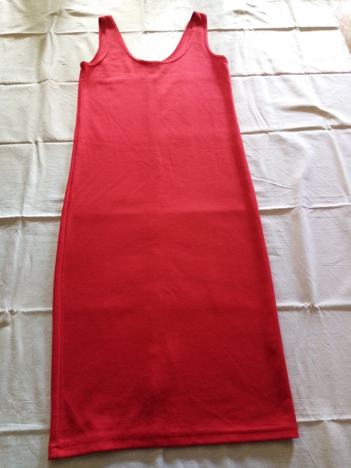 Robe rouge près du corps - photo numéro 4