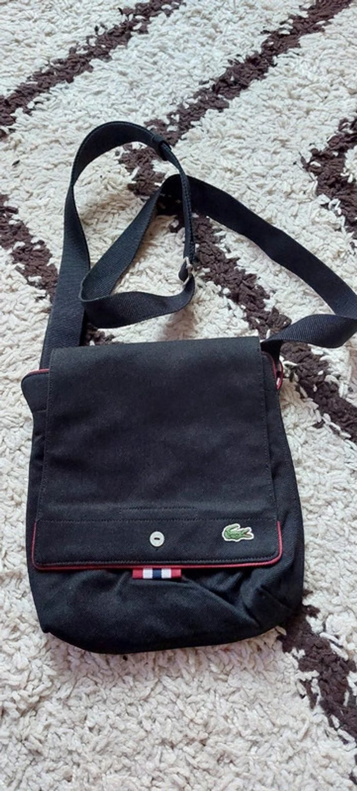 Sac bandoulière ou sacoche Lacoste