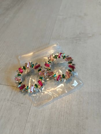 Très jolies boucles d'oreilles neuves dorées, roses et vertes