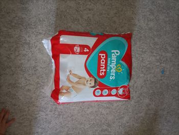 Couche Pampers taille 4