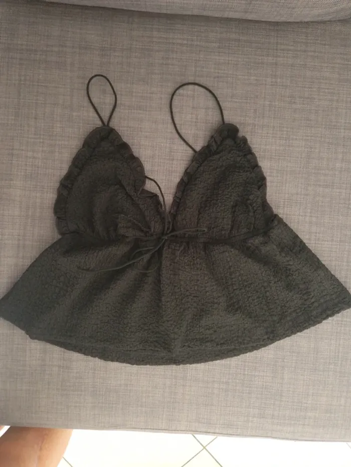 Top noir à fines brides volant taille M - photo numéro 2