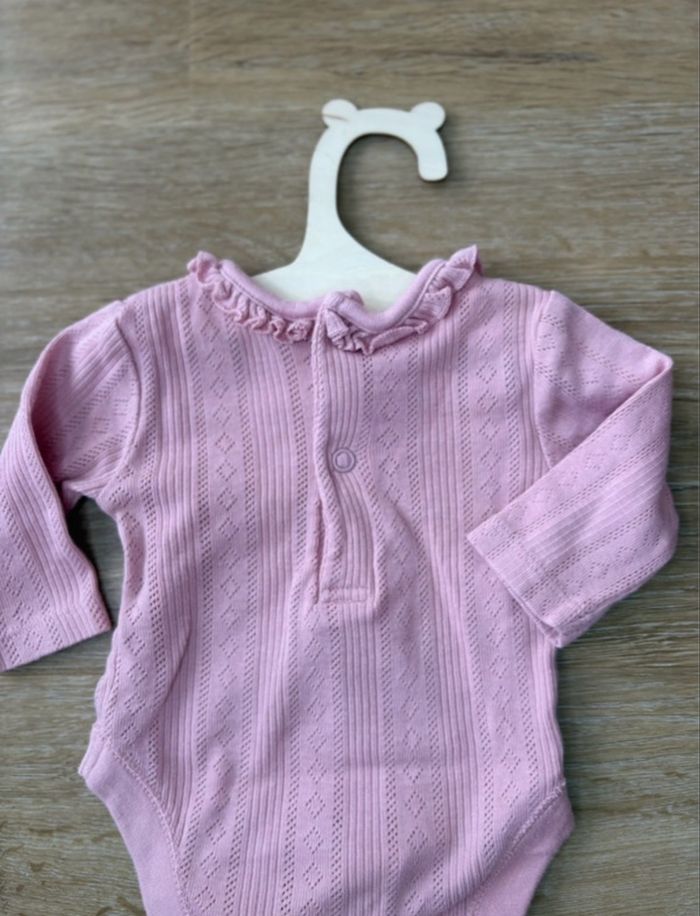 Body rose avec un joli col bébé fille - 1 mois - photo numéro 5