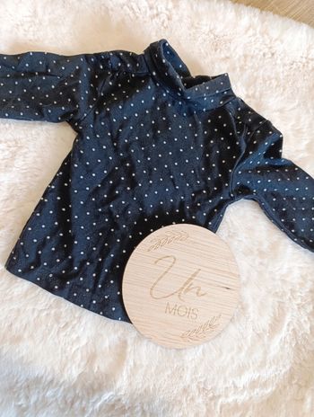 T-shirt noir à pois 1 mois