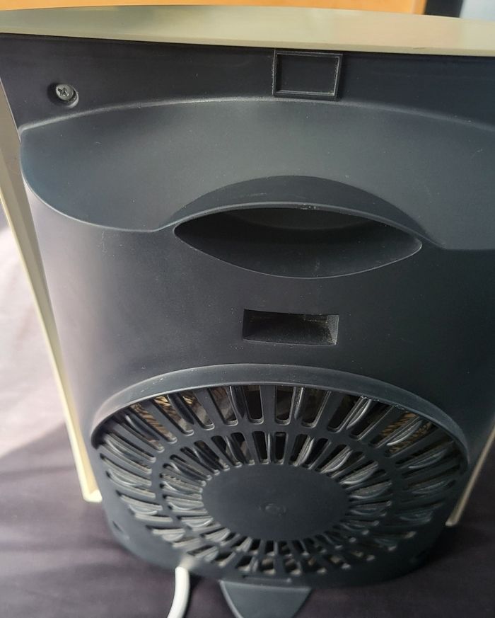 Chauffage- Radiateur ou ventilateur d'appoint attention bien lire l'annonce svp, 
✋️il fonctionne parfaitement par contre prévoir un nettoyage de l'interieur.💪
Prix : 10 euros
Envoi possible ou remise en main propre à Rueil-Malmaison (place - photo numéro 15