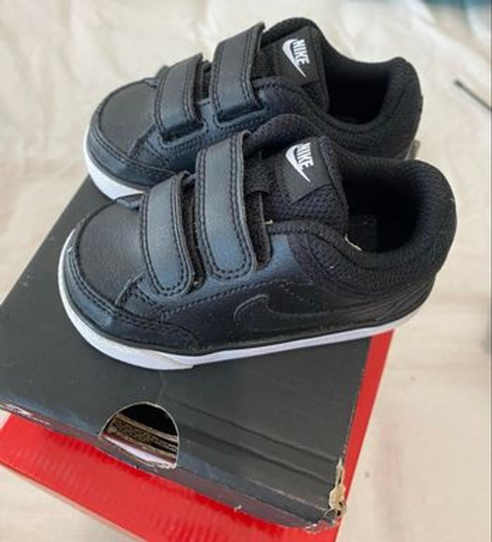 Baskets neuves Nike pointure 21 - photo numéro 2