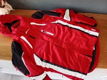 Manteau rouge et noir 12 ans