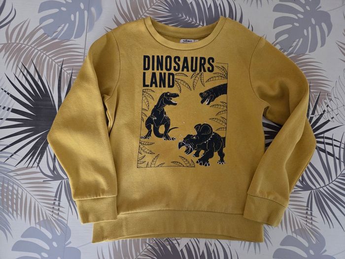 Pull dessin dinosaure