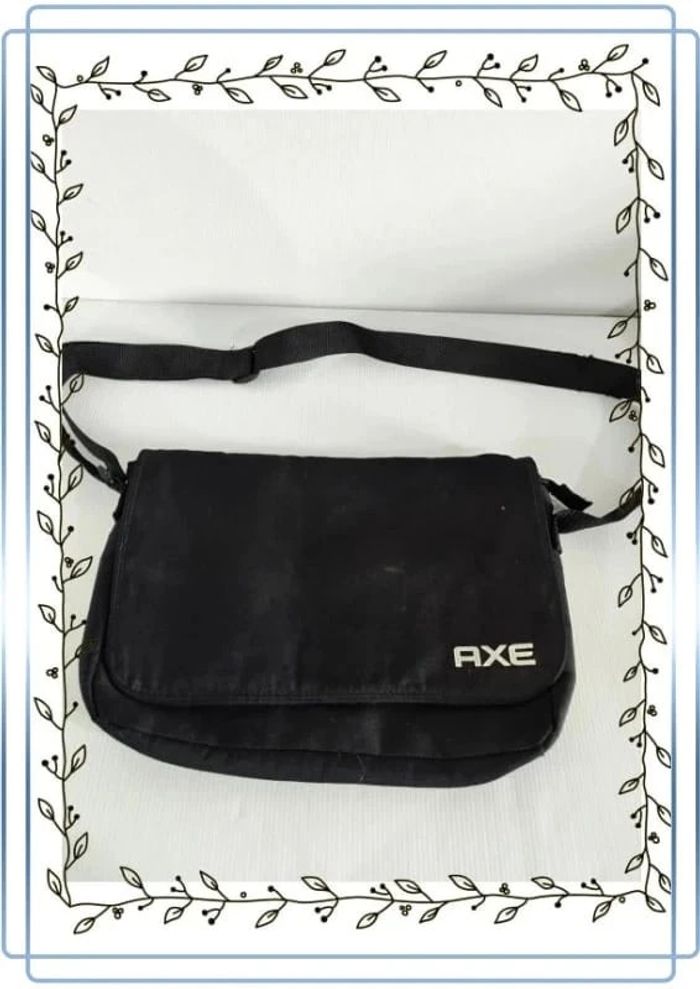 Pochette à bandoulière AXE, bon état mais à nettoyer, 33x24cm