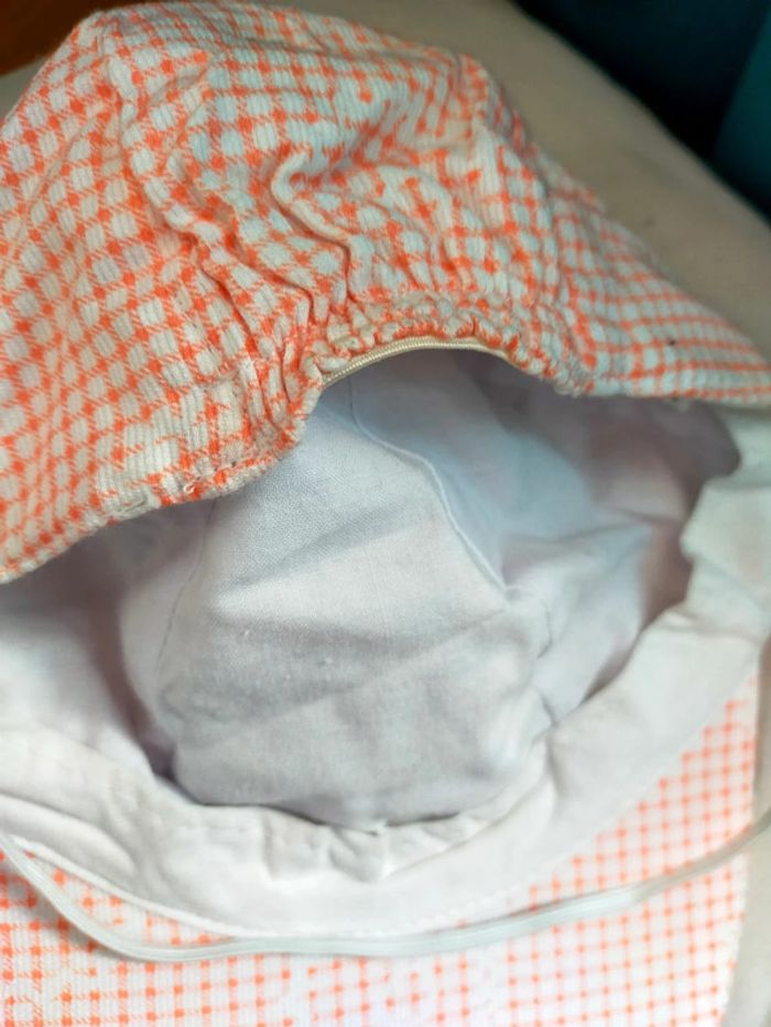 Casquette bébé à carreaux rose saumon – motif bonbons en relief - photo numéro 5