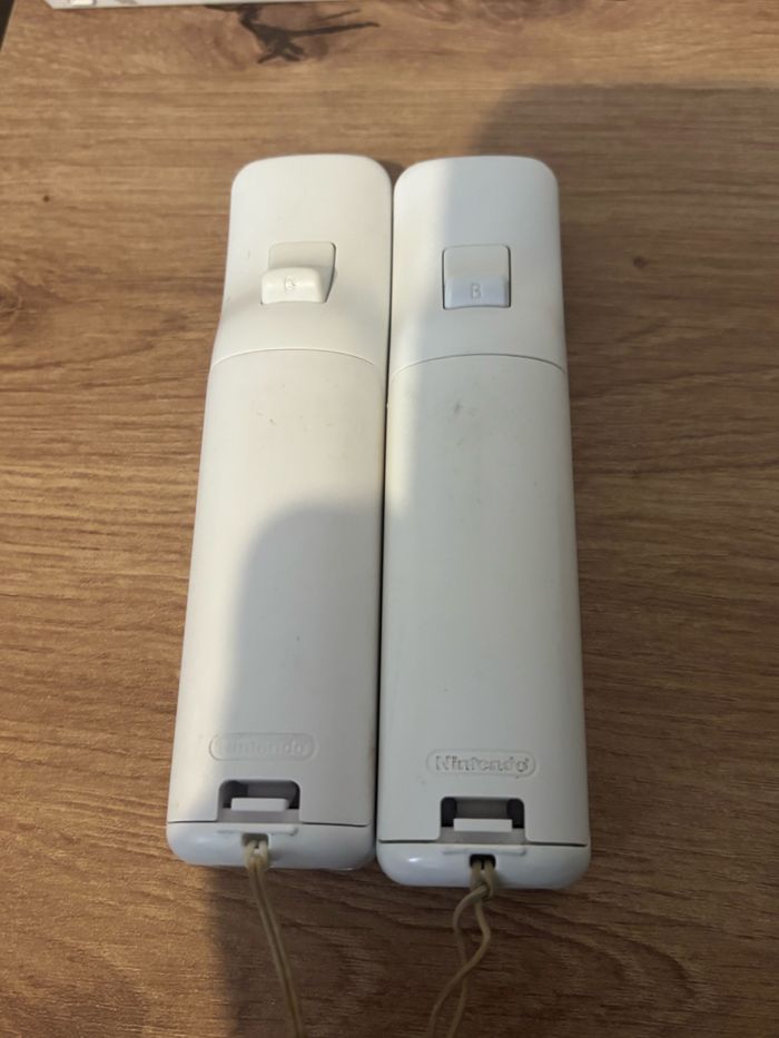 Lot 2 manettes Nintendo Wii - photo numéro 4
