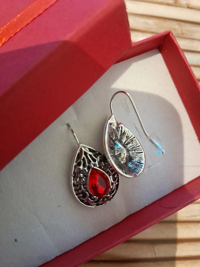 Boucles d'oreilles pendantes en forme de goutte, pierre rouge, argenté vieilli - photo numéro 3