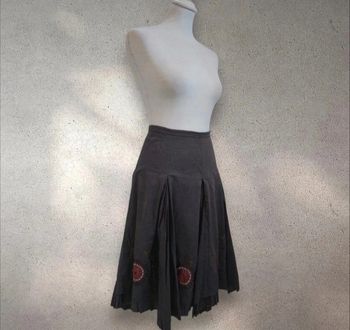 Jupe mi-ongue plissée marron avec broderies 38