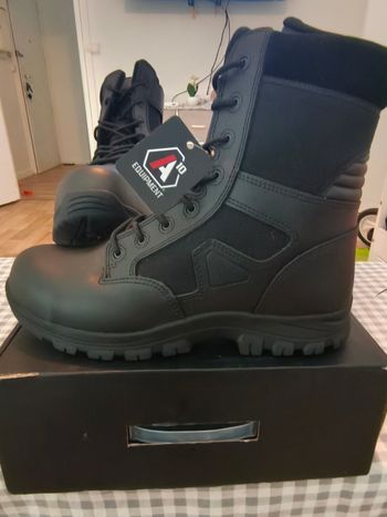 Chaussures de sécurité neuf jamais porté pointure 43 encore avec leur compte