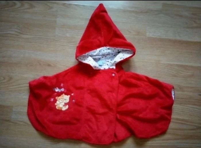 Poncho / sortie de bain - piscine. Fille.  Winnie l'ourson. Disney baby. 
Taille 18 mois - photo numéro 2
