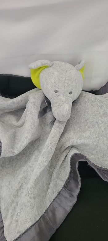 doudou plat gris éléphant oreilles jaunes verte bords satin