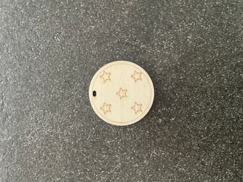 Boule de noël avec étoiles