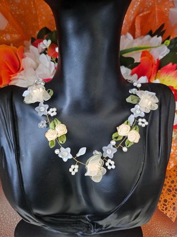 Collier avec fleurs et perles, en acier inoxydable