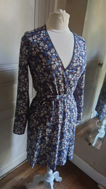 Robe courte Kookaï T34 bleu, fleurs, effet cache-cœur
