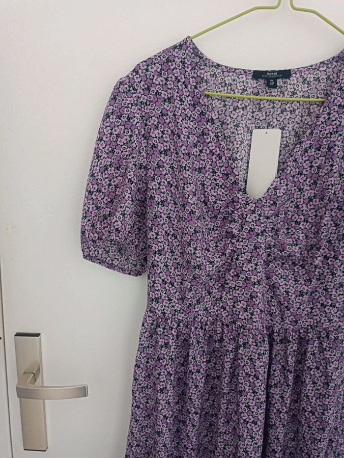 Robe violette d'été à motifs fleurs Taille 38 Kiabi Neuf avec étiquette - photo numéro 2