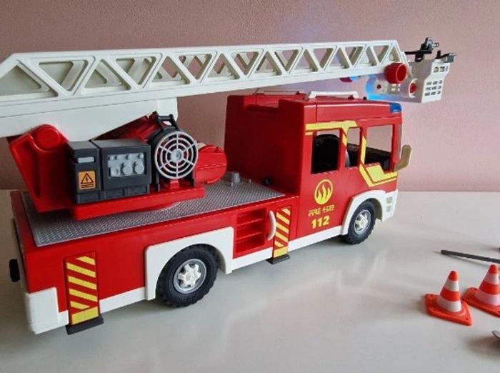 5462 Camion de pompier Playmobil avec échelle et sirene - photo numéro 3