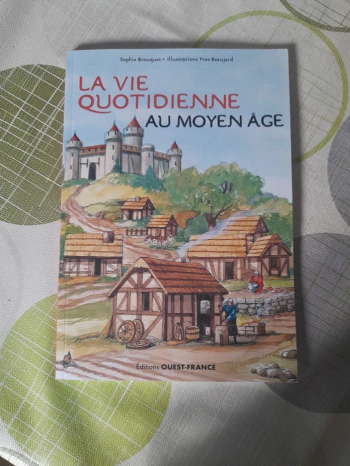 Livre enfant la vie quotidienne au moyen-age