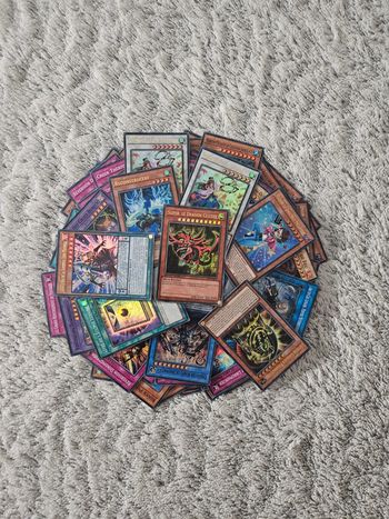 Yu-Gi-Oh ! - Lot de 100 cartes aléatoire avec 5 cartes brillantes offertes sans double