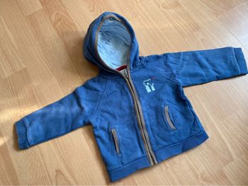 Beau gilet bleu à capuche Obaïbi T. 12 mois/74 cm garçon TBE