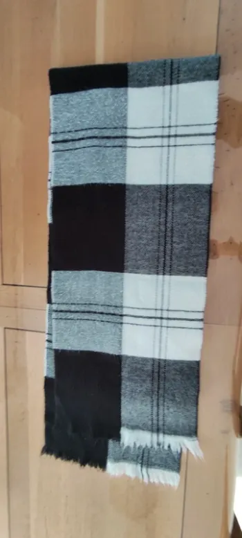 Echarpe à carreaux noire, grise et blanche