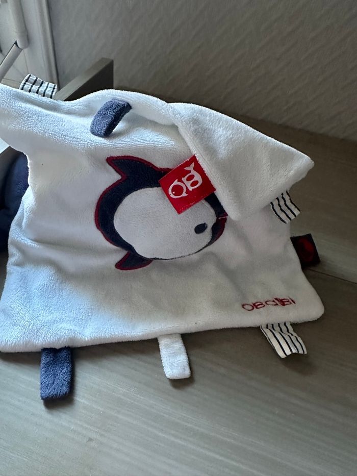 Doudou plat carré blanc étiquettes poisson bleu blanc rouge Obaïbi - photo numéro 2