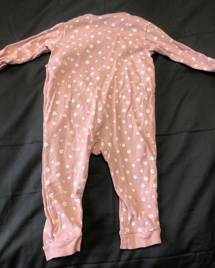 Pyjama rose à fleurs blanches taille 12 mois - photo numéro 2