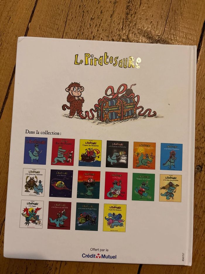Livre Le pyratosaure et son anniversaire surprise - photo numéro 2