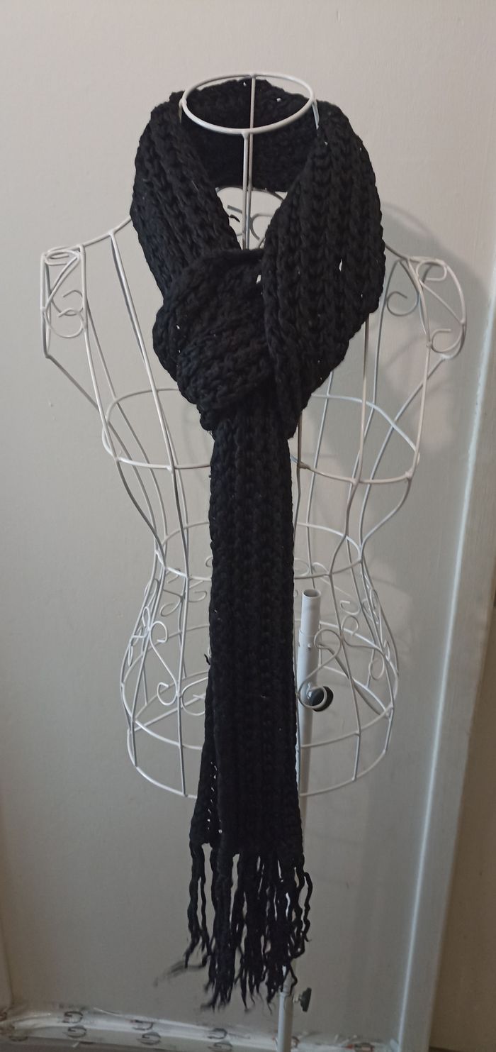 Magnifique écharpe longue en maille noire - photo numéro 2