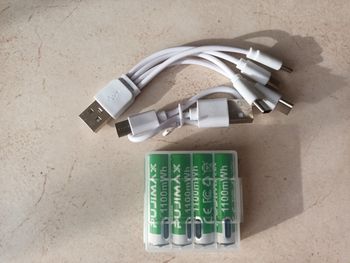 4 pile AAA rechargeable via usb comme un smartphone