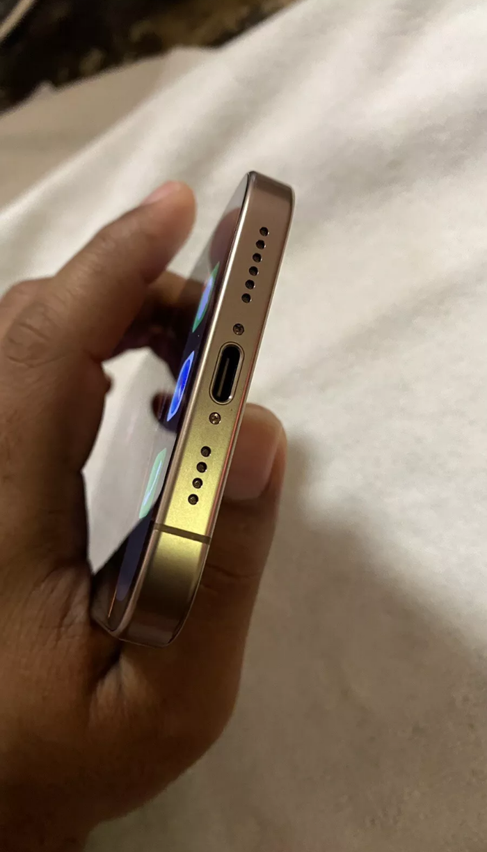 Une iphone seize pro max - photo numéro 3