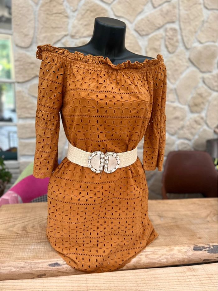 Robe épaules dénudées été camel en broderie taille L 40 blanche porte