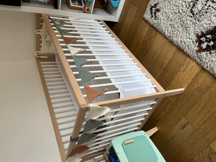 Parfait état - Lit enfant 0 à 5 ans, barreaux amovibles, sommier réglable, 70x140cm (+matelas)