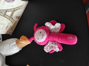 Hochet libellule en tissu tout doux – rose vif et rose
