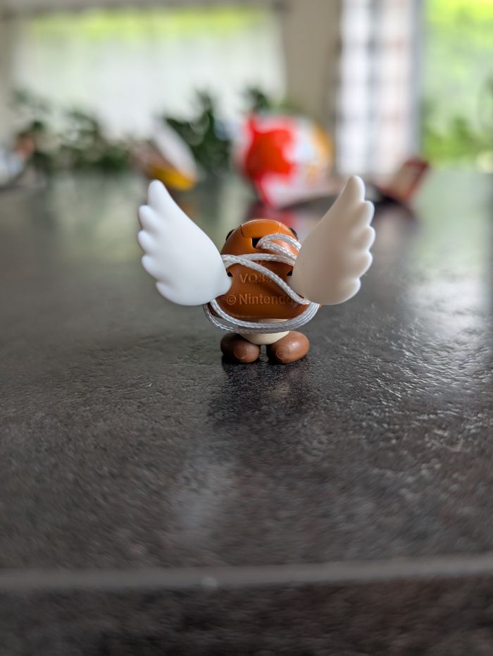 Kinder joy Mario Goomba - photo numéro 2