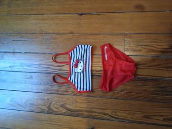 Maillot de bain hello Kitty rouge et multicolore