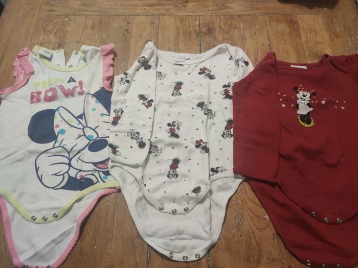 Lot 3 bodies 24 mois Disney baby