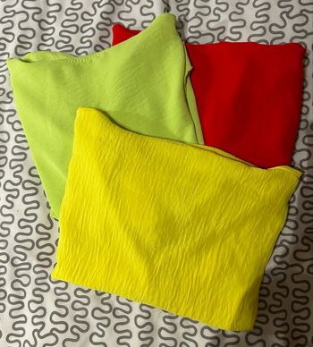Lot de 3 T-shirts (rouge, vert, jaune) – Taille unique – Très bon état