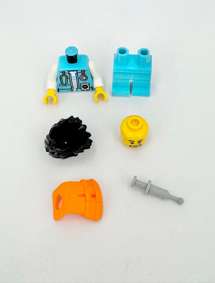Lego Figurines City : Arctique, Explorateur infirmier équipé de son stéthoscope et seringue - NEUF - photo numéro 6