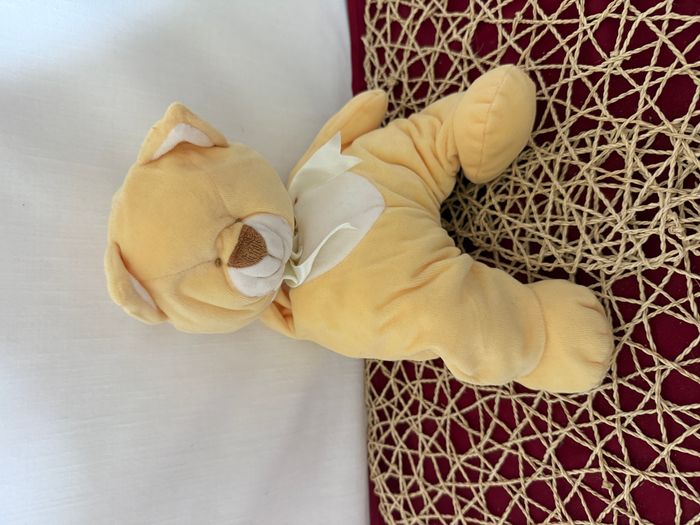 Peluche chat BENGY jaune blanc noeud satin 34 cm - photo numéro 2