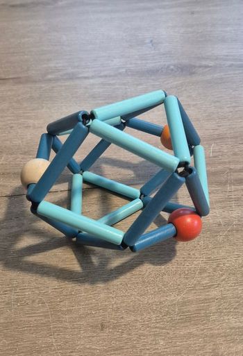 Hochet souple en bois Deep blue Grabber