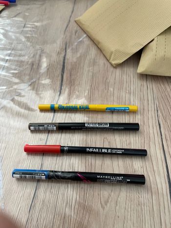 4. Crayons. Maquillage. N°16
