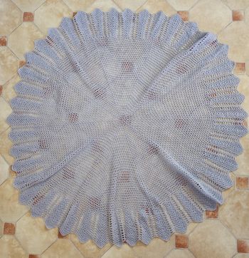 Châle en laine fait main environ 110 cm de diamètre ou une nappe ?