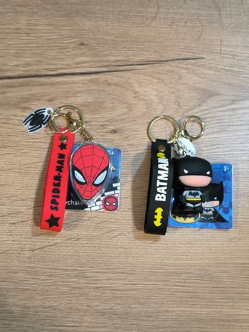 lot de 2 porte-clés super-héros batman et spider-man - neufs